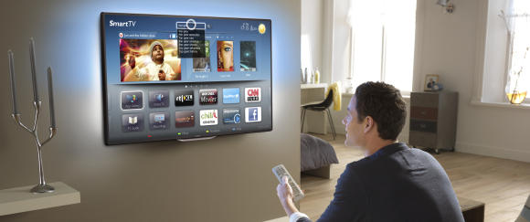 Ein Smart TV Gerät an der Wohnzimmerwand